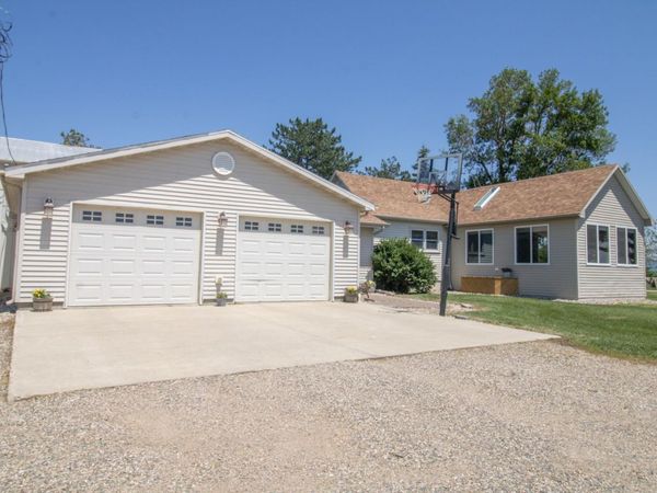 270 31st Street, Hills, MN 56138