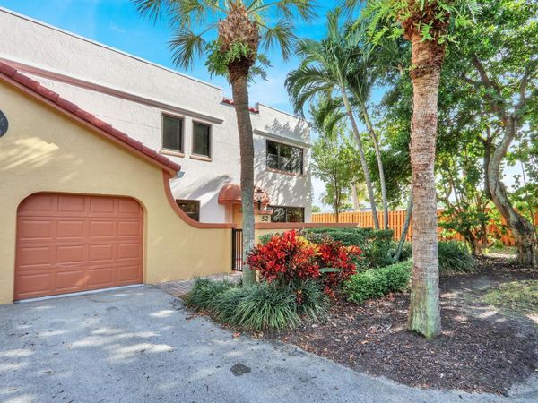 52 Uno Lago Drive, Juno Beach, FL 33408