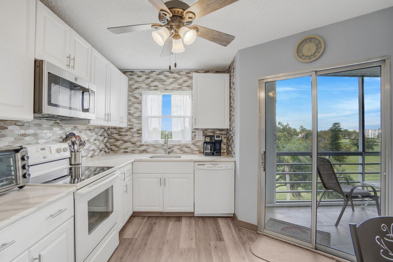3959 Via Poinciana, Unit 503, Lake Worth, FL 33467 Photo