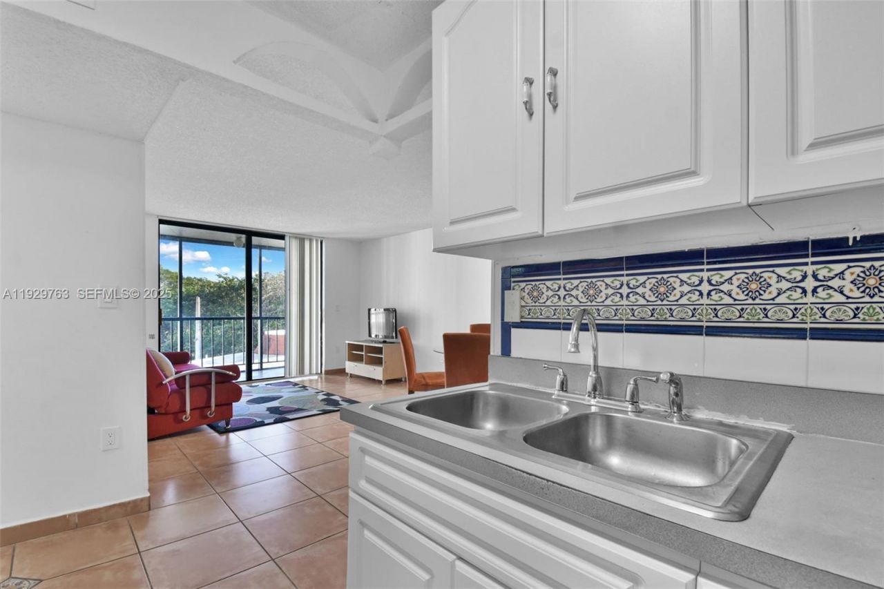 9682 Fontainebleau Blvd , Unit 306, Miami, FL 33172 Photo