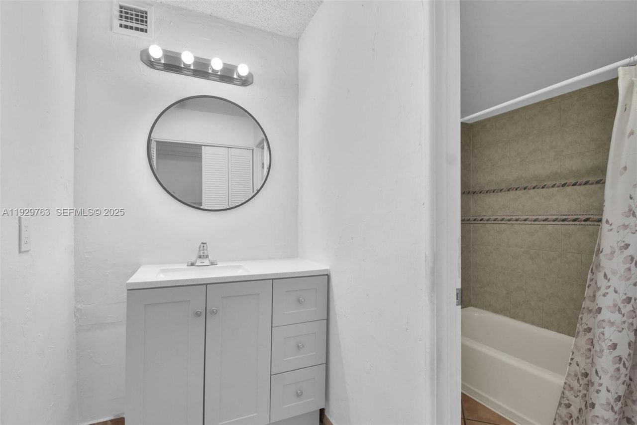 9682 Fontainebleau Blvd , Unit 306, Miami, FL 33172 Photo