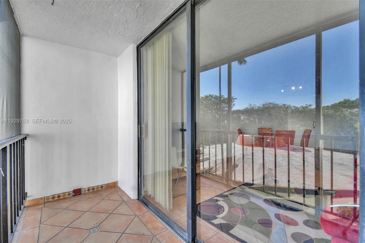 9682 Fontainebleau Blvd , Unit 306, Miami, FL 33172 Photo