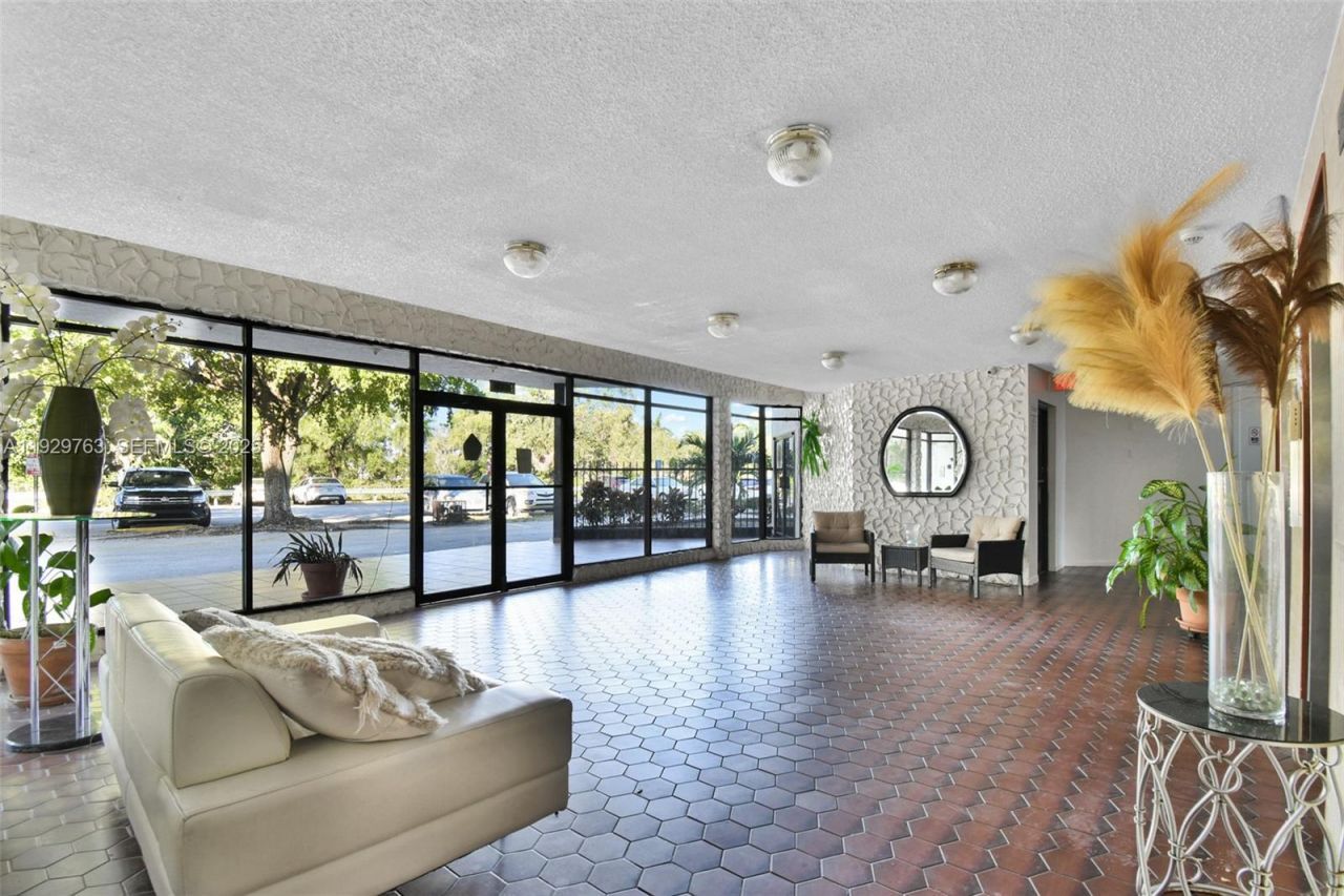 9682 Fontainebleau Blvd , Unit 306, Miami, FL 33172 Photo