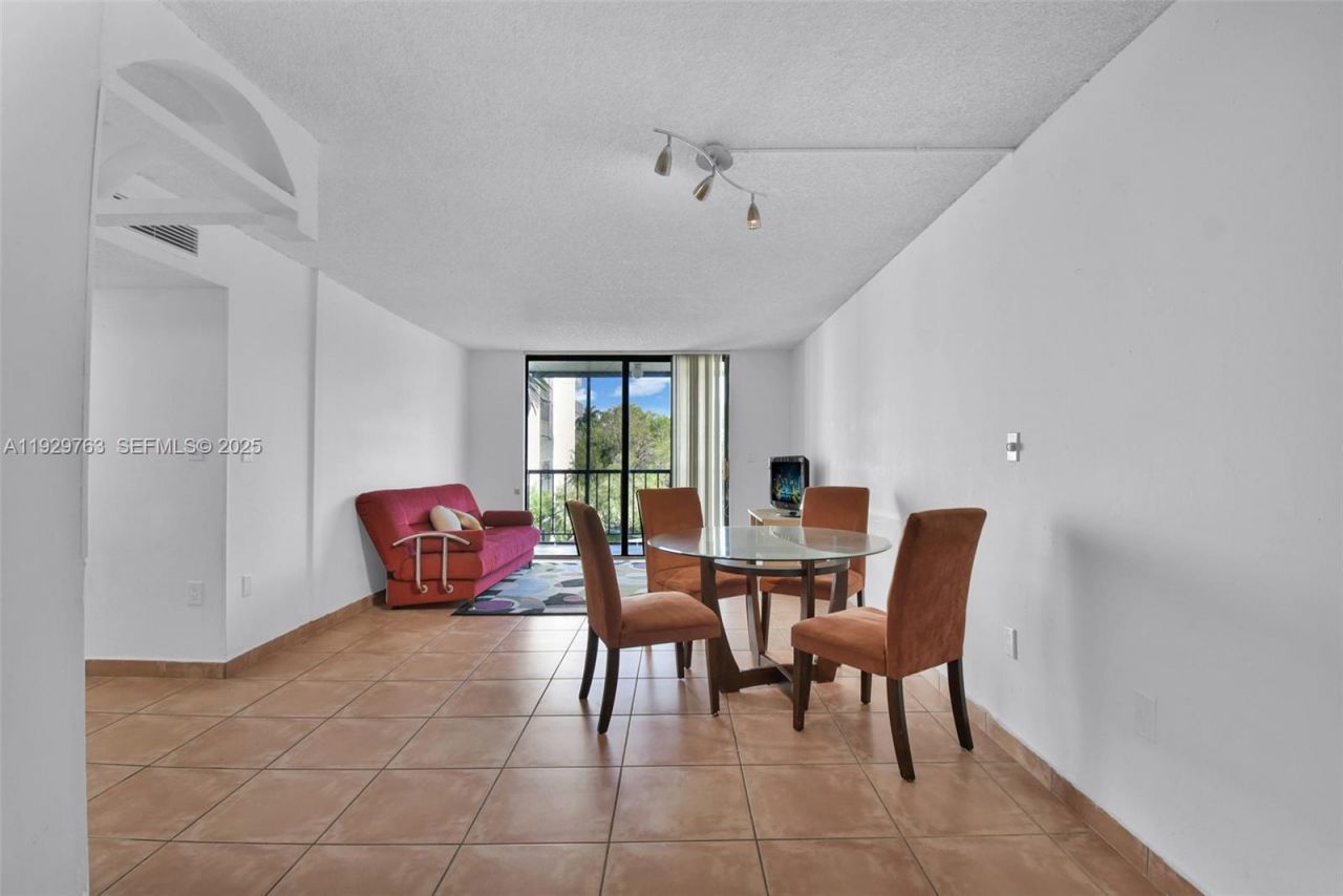 9682 Fontainebleau Blvd , Unit 306, Miami, FL 33172 Photo