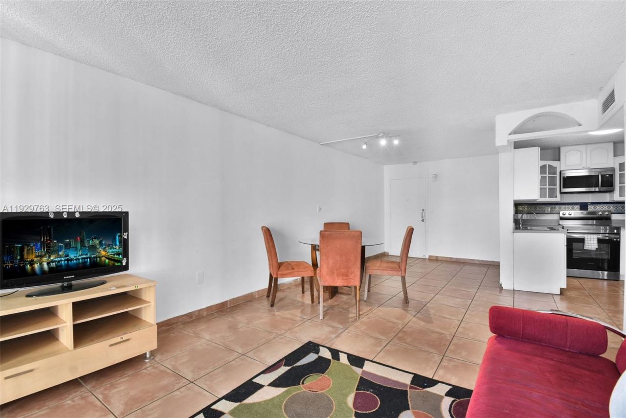 9682 Fontainebleau Blvd , Unit 306, Miami, FL 33172 Photo