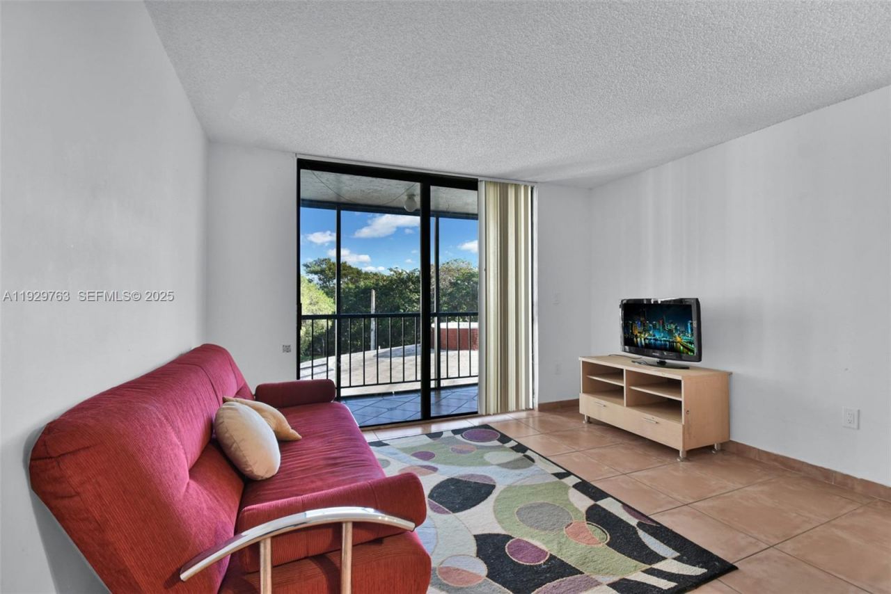 9682 Fontainebleau Blvd , Unit 306, Miami, FL 33172 Photo