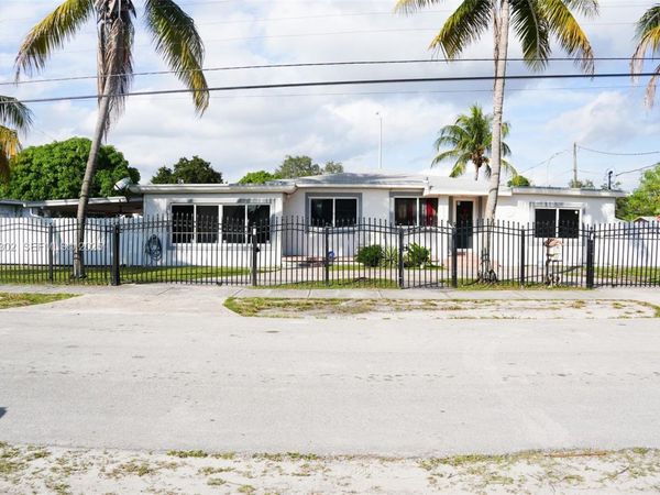 2955 NW 102nd St , Miami, FL 33147