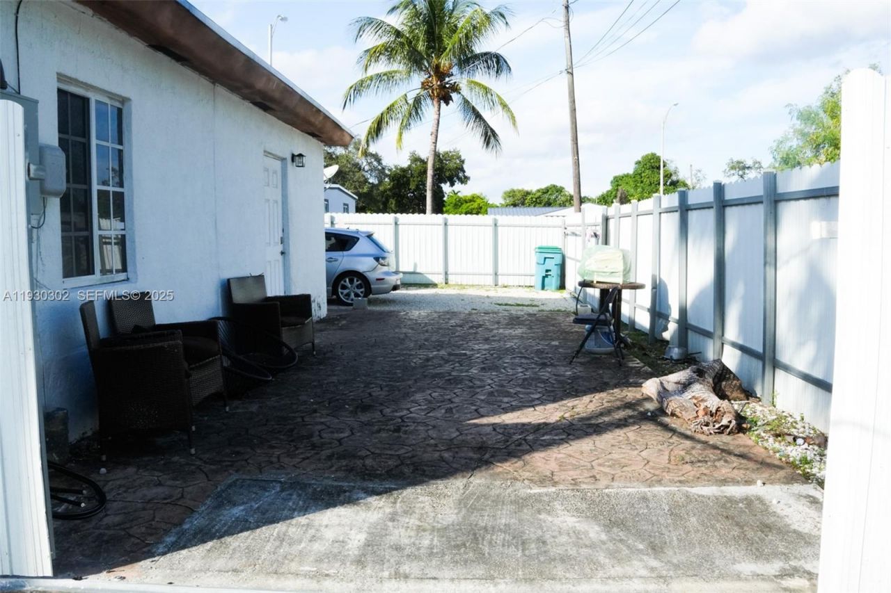 2955 NW 102nd St , Miami, FL 33147 Photo