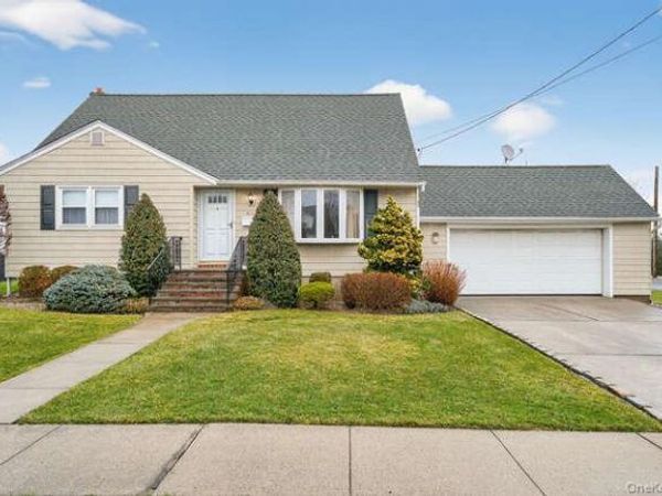 400 Foch Boulevard, Mineola, NY 11501