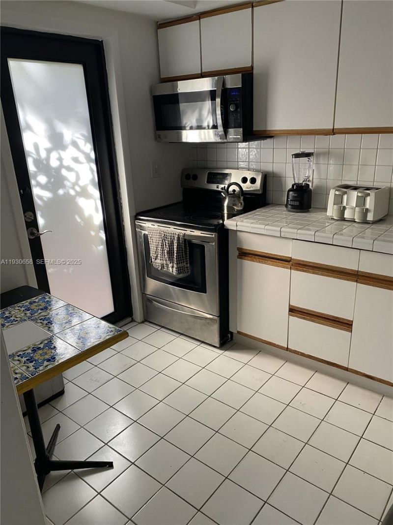 8950 Collins Ave, Unit 7, Surfside, FL 33154 Photo