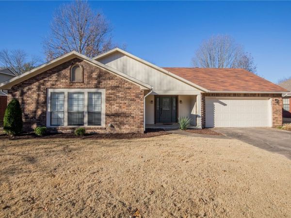 2961 N John Wayne Drive, Fayetteville, AR 72703