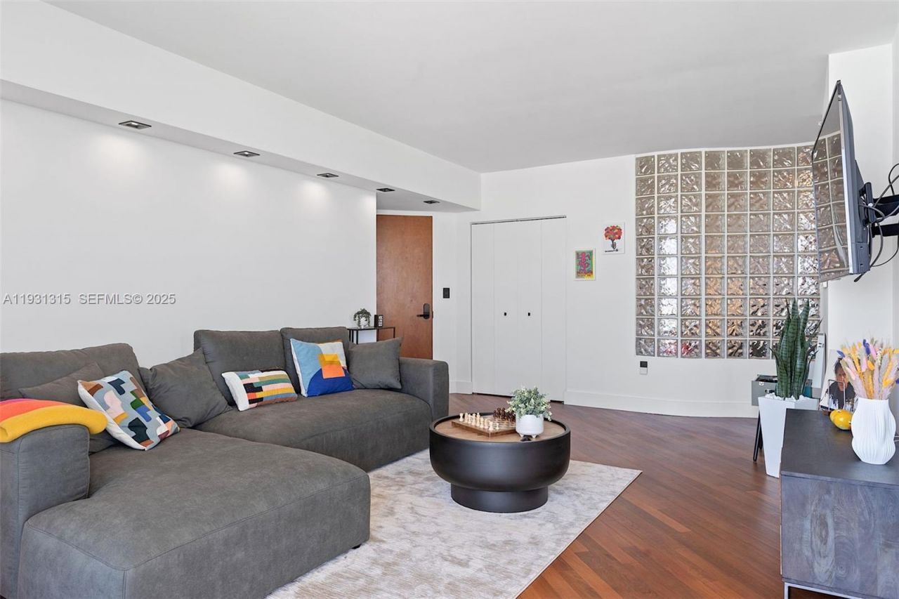 6365 Collins Ave, Unit 3911, Miami Beach, FL 33141 Photo