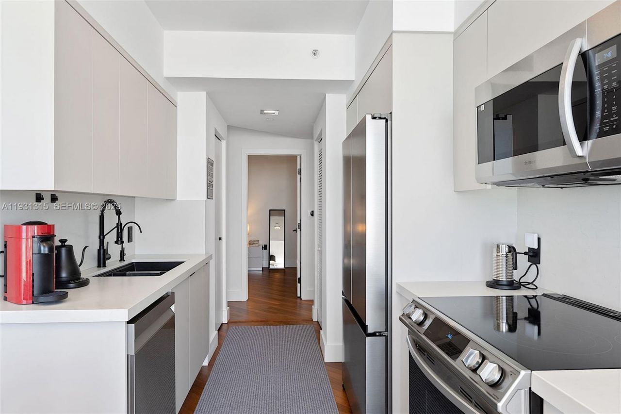 6365 Collins Ave, Unit 3911, Miami Beach, FL 33141 Photo