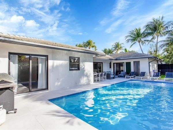 24 Castle Harbor Is, Fort Lauderdale, FL 33308