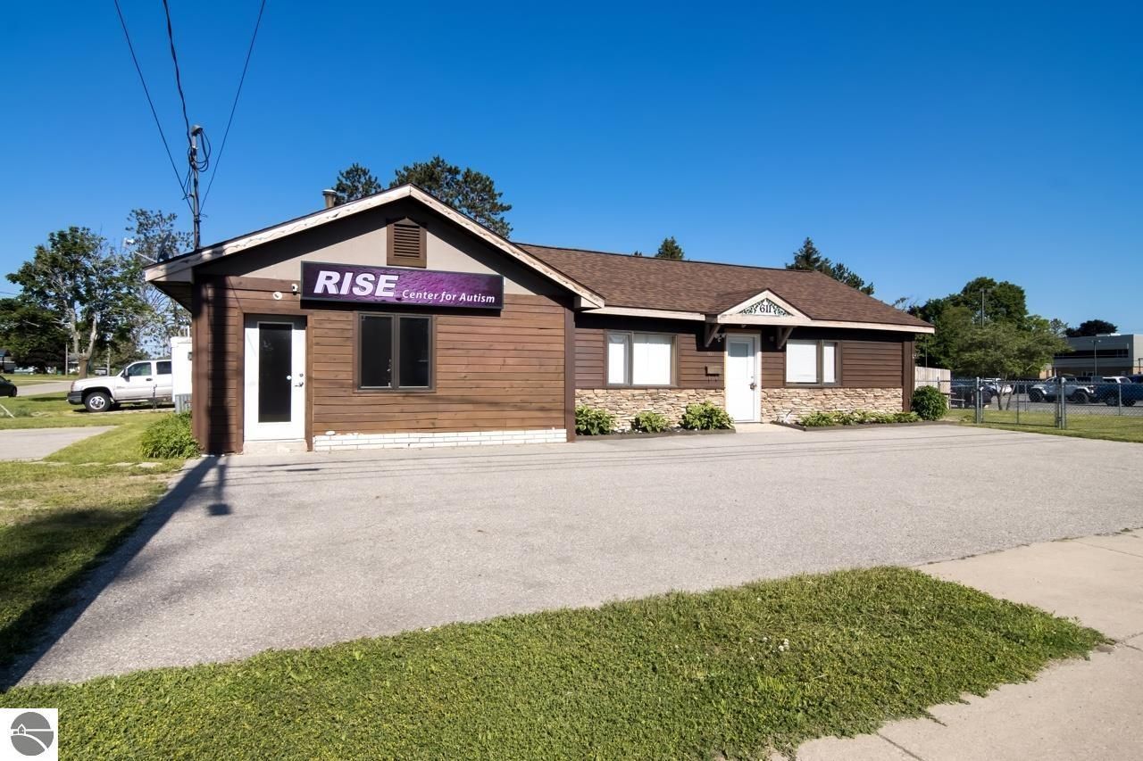 611 Center Avenue N, Gaylord, MI 49735 Main Photo