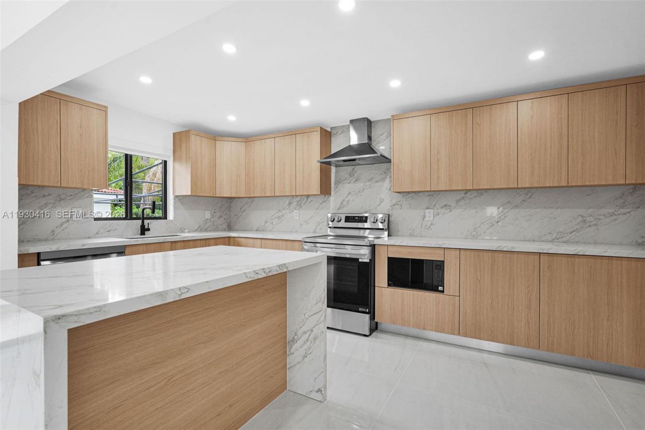 998 SW 11th St, Miami, FL 33129 Photo