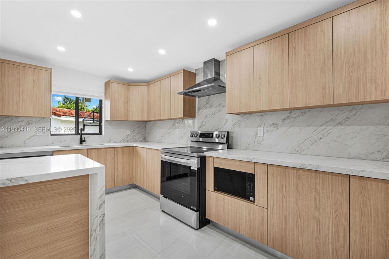 998 SW 11th St, Miami, FL 33129 Photo