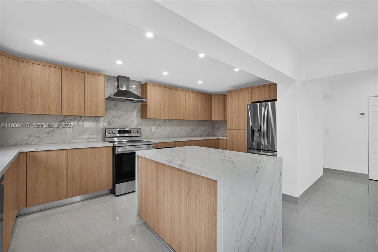 998 SW 11th St, Miami, FL 33129 Photo