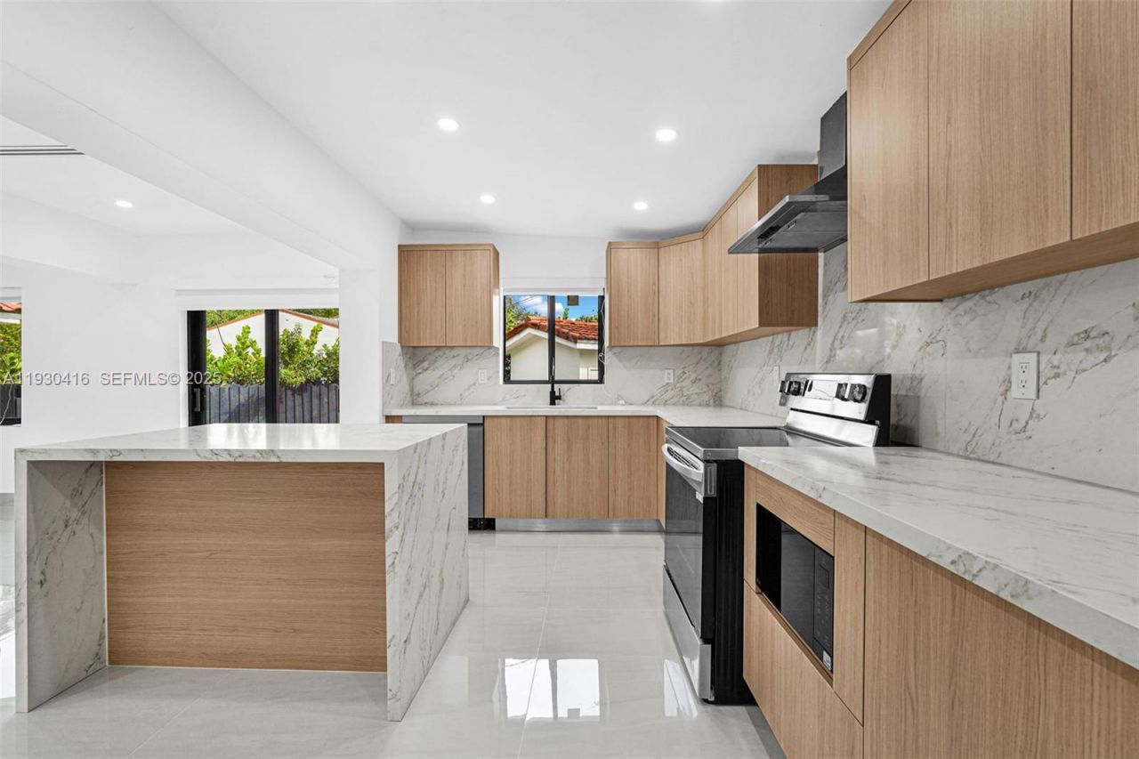 998 SW 11th St, Miami, FL 33129 Photo