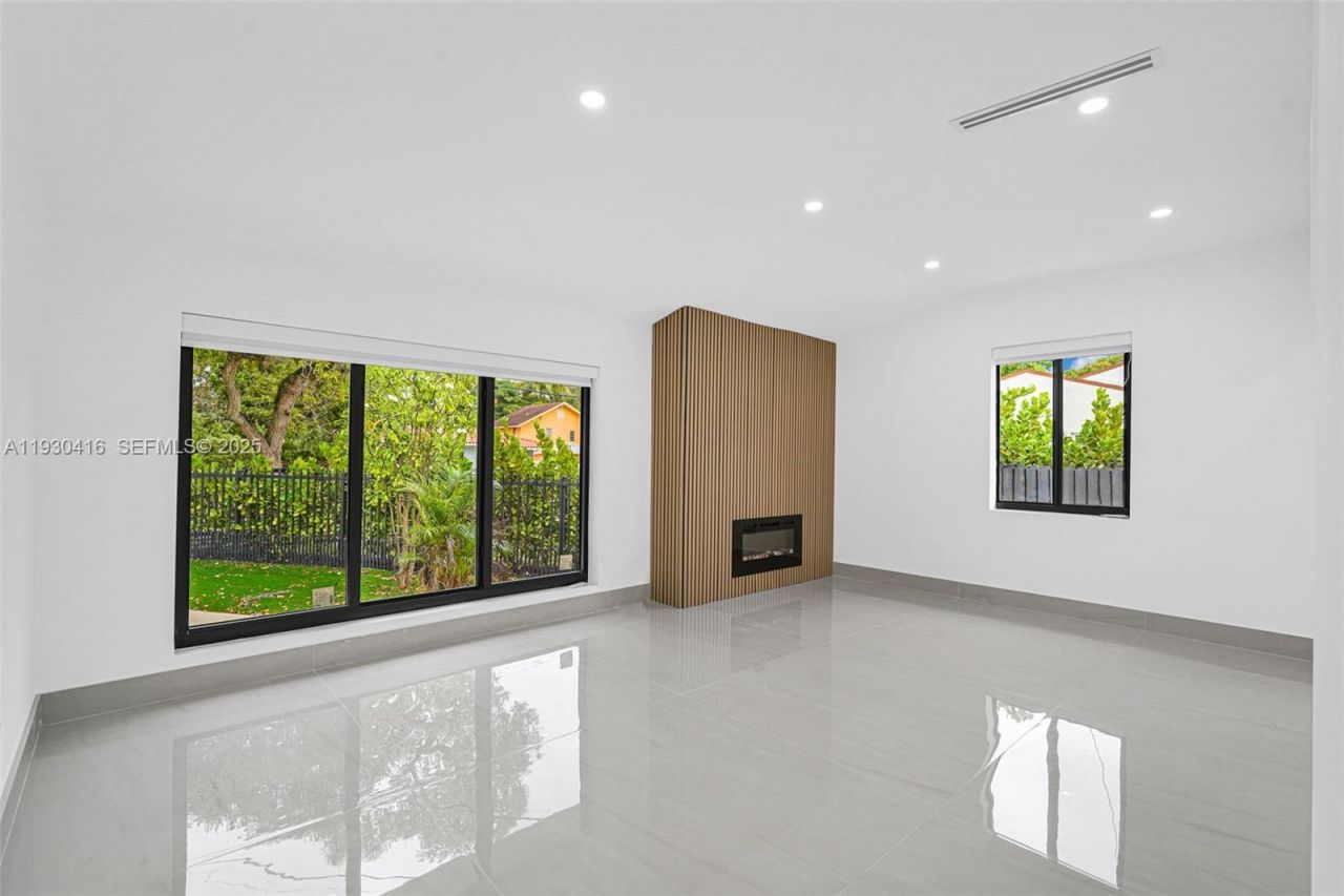 998 SW 11th St, Miami, FL 33129 Photo