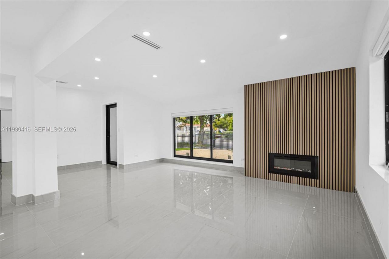 998 SW 11th St, Miami, FL 33129 Photo