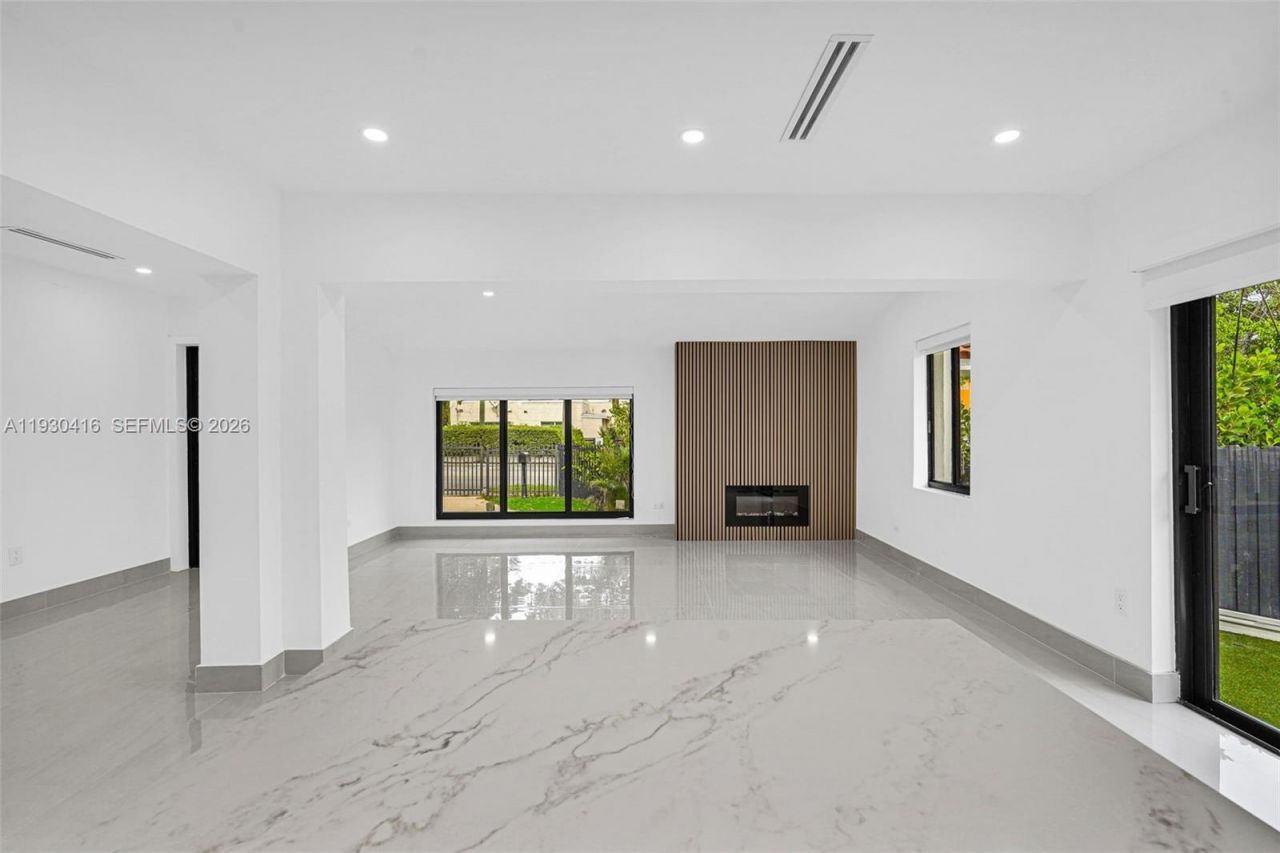 998 SW 11th St, Miami, FL 33129 Photo