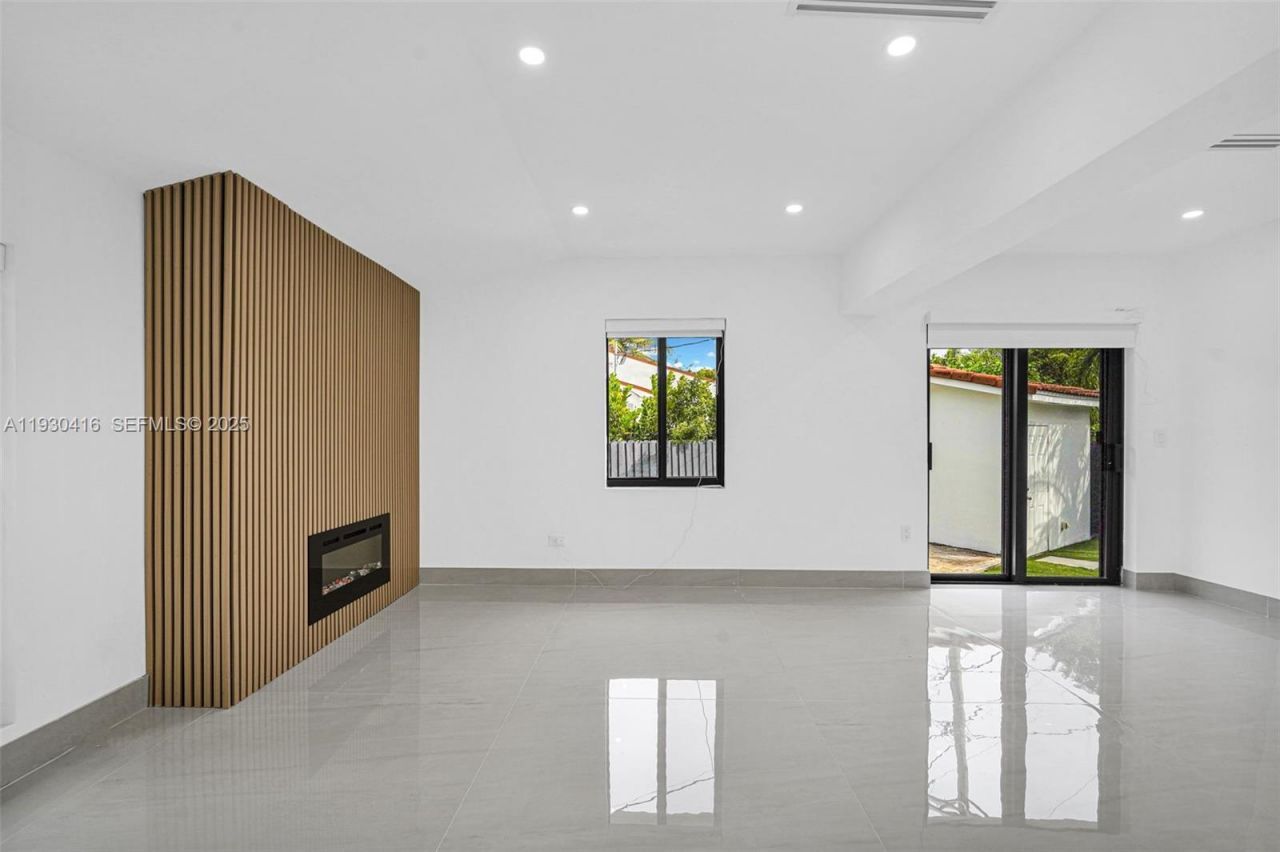 998 SW 11th St, Miami, FL 33129 Photo