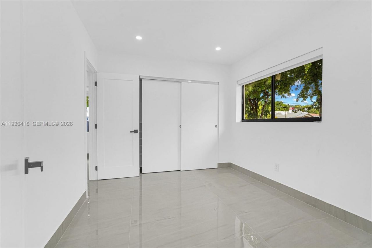 998 SW 11th St, Miami, FL 33129 Photo