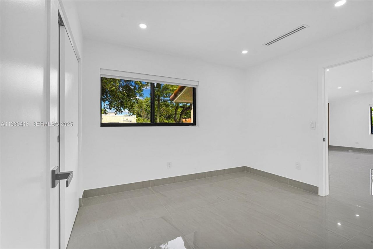 998 SW 11th St, Miami, FL 33129 Photo