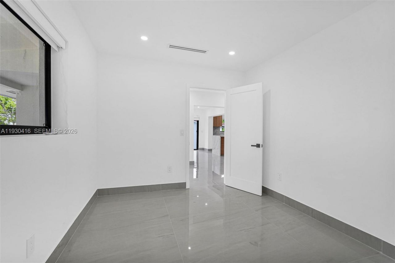 998 SW 11th St, Miami, FL 33129 Photo