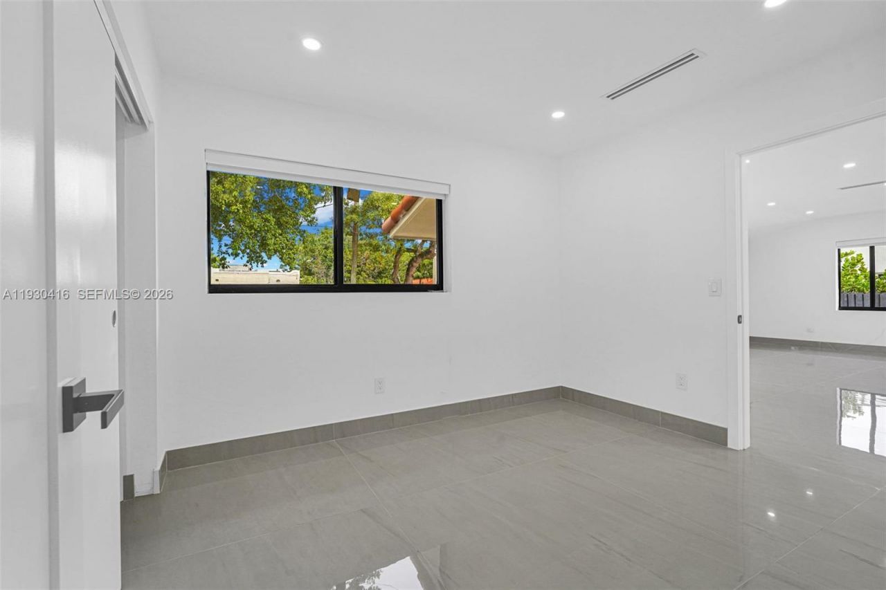 998 SW 11th St, Miami, FL 33129 Photo