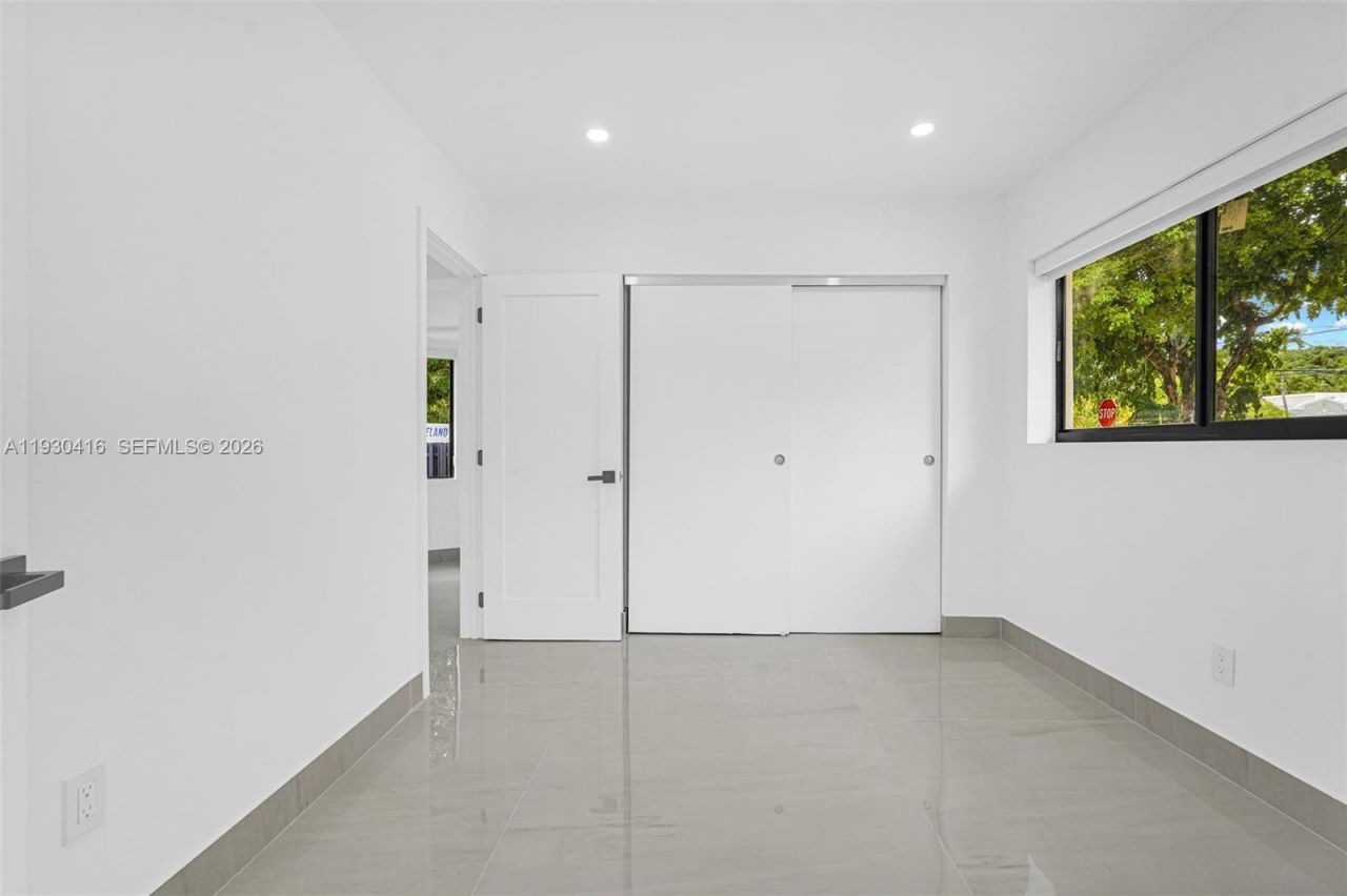 998 SW 11th St, Miami, FL 33129 Photo