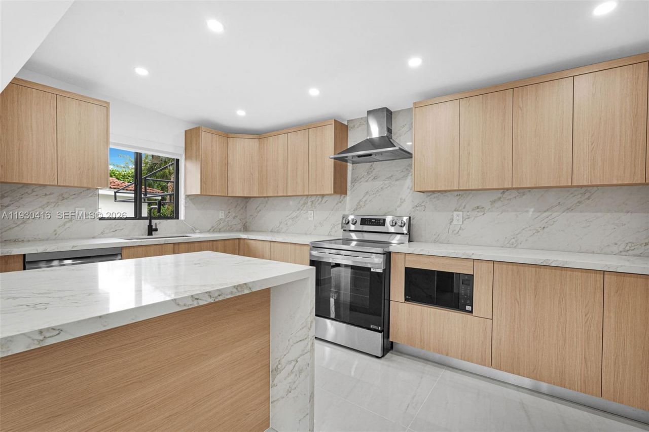 998 SW 11th St, Miami, FL 33129 Photo