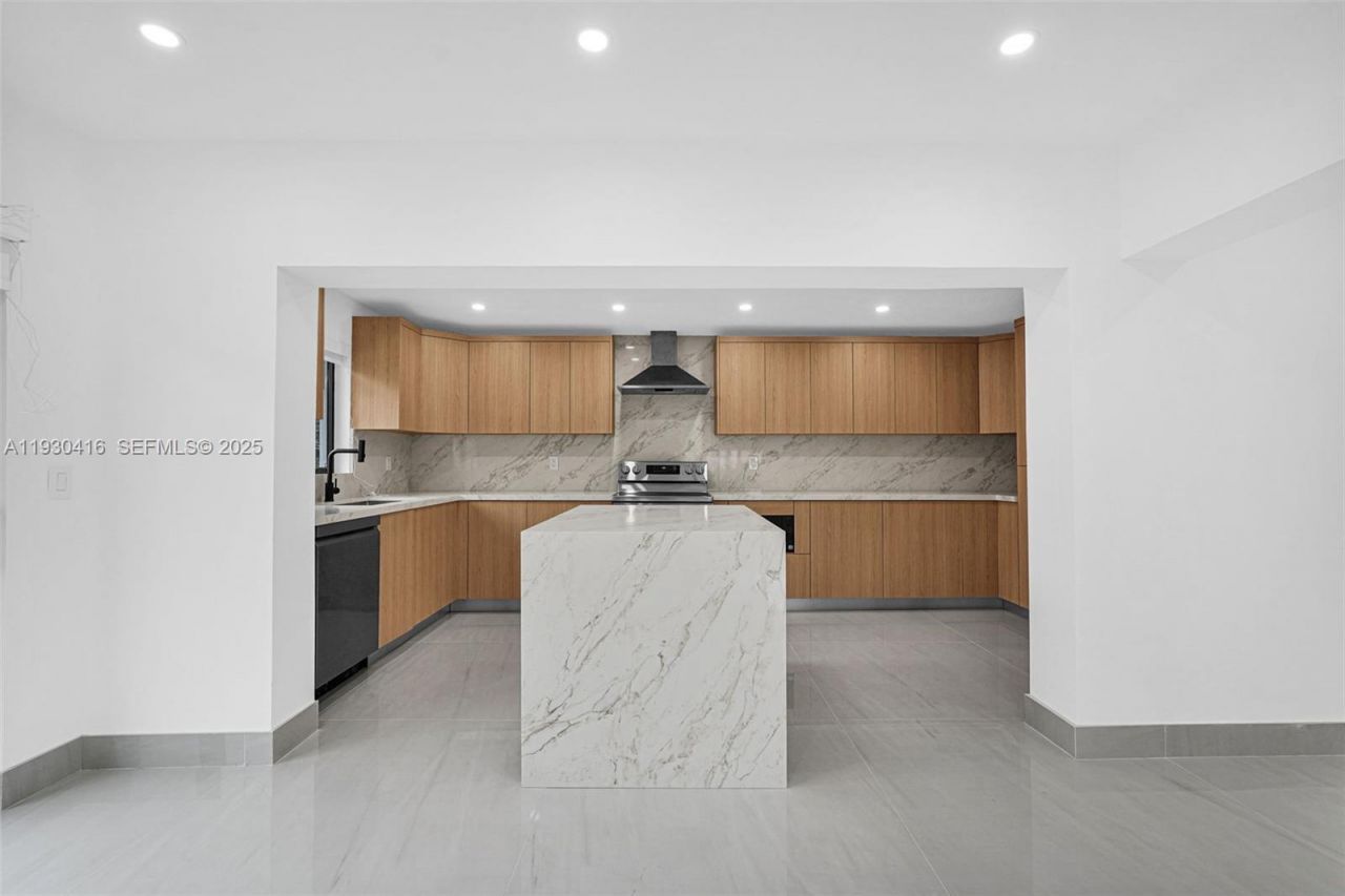 998 SW 11th St, Miami, FL 33129 Photo