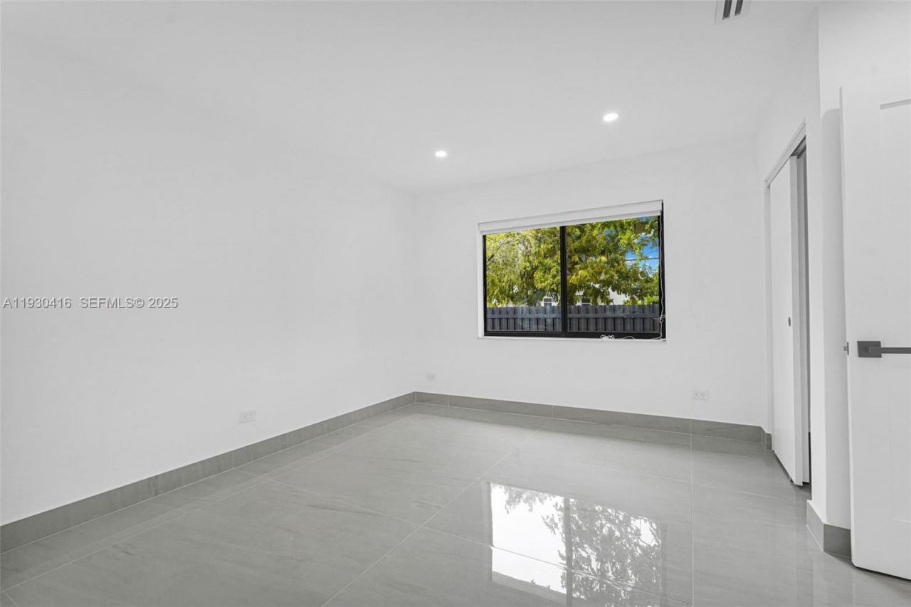 998 SW 11th St, Miami, FL 33129 Photo