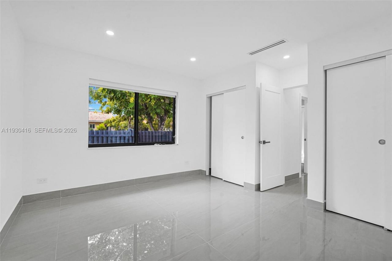 998 SW 11th St, Miami, FL 33129 Photo