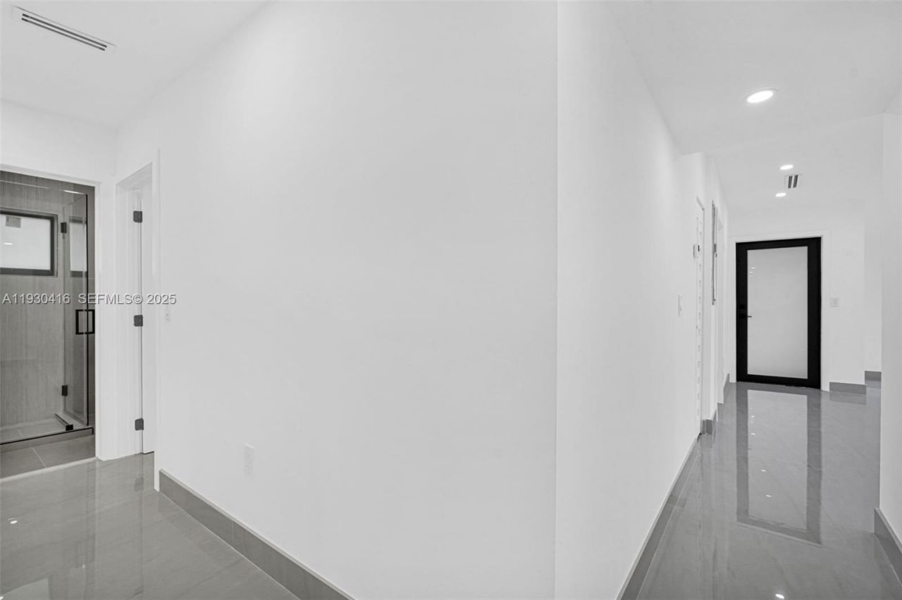 998 SW 11th St, Miami, FL 33129 Photo