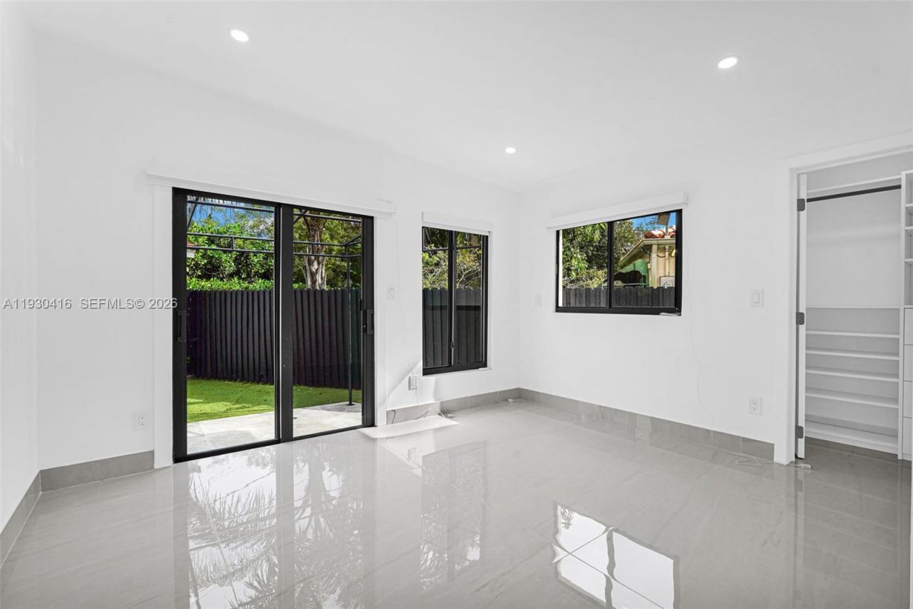 998 SW 11th St, Miami, FL 33129 Photo