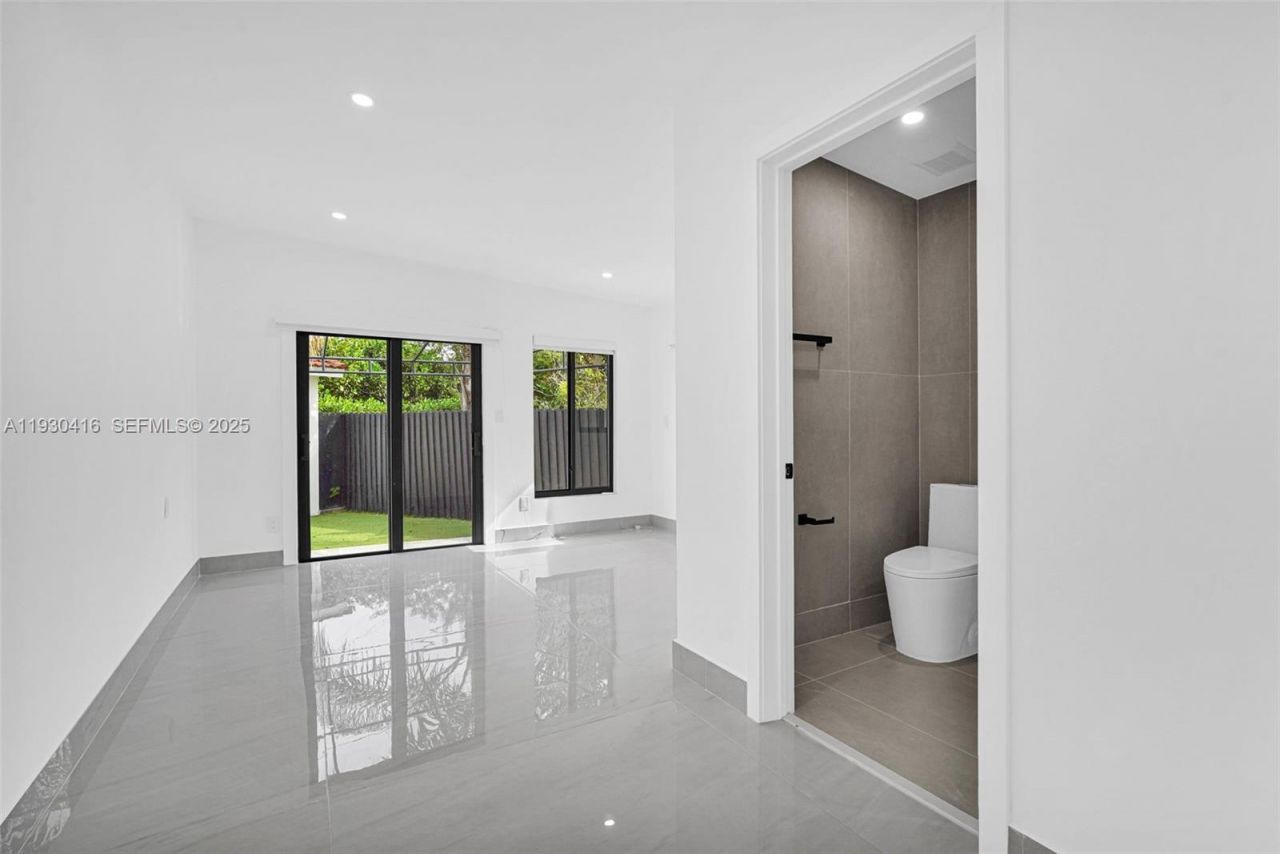 998 SW 11th St, Miami, FL 33129 Photo