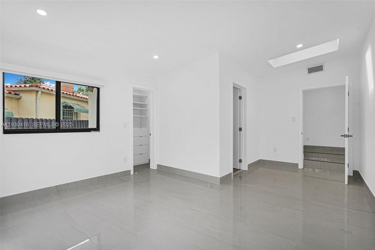 998 SW 11th St, Miami, FL 33129 Photo