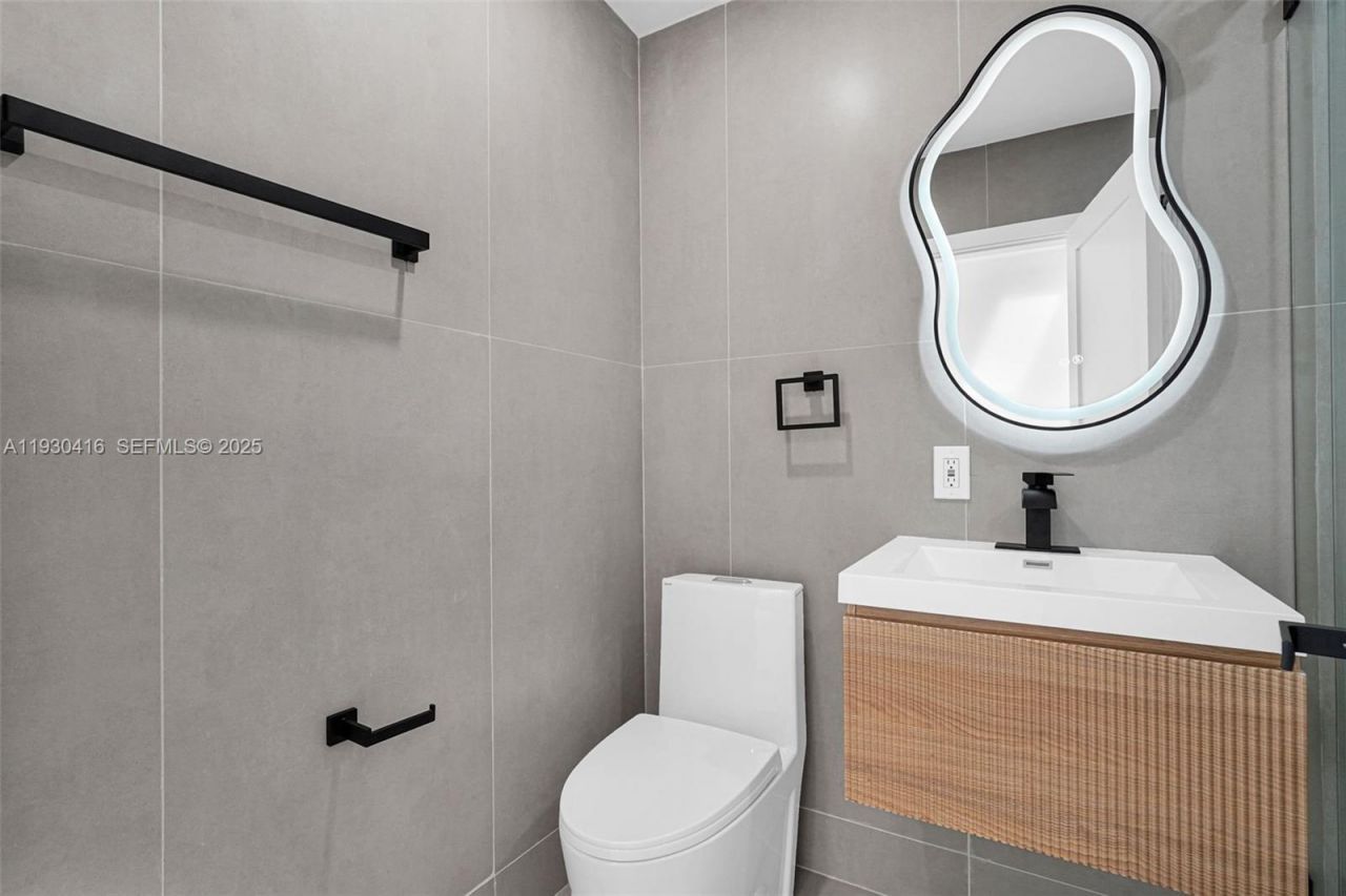 998 SW 11th St, Miami, FL 33129 Photo