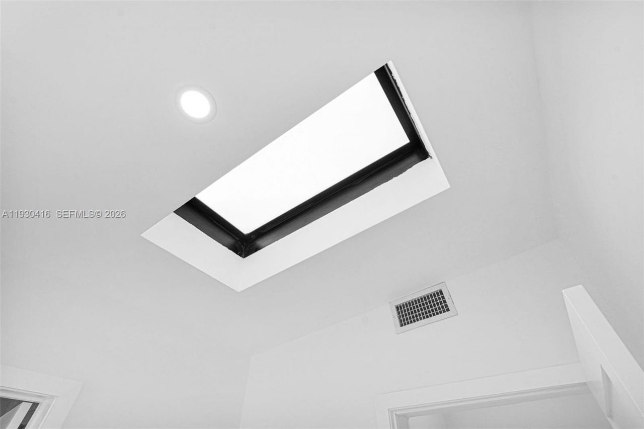 998 SW 11th St, Miami, FL 33129 Photo