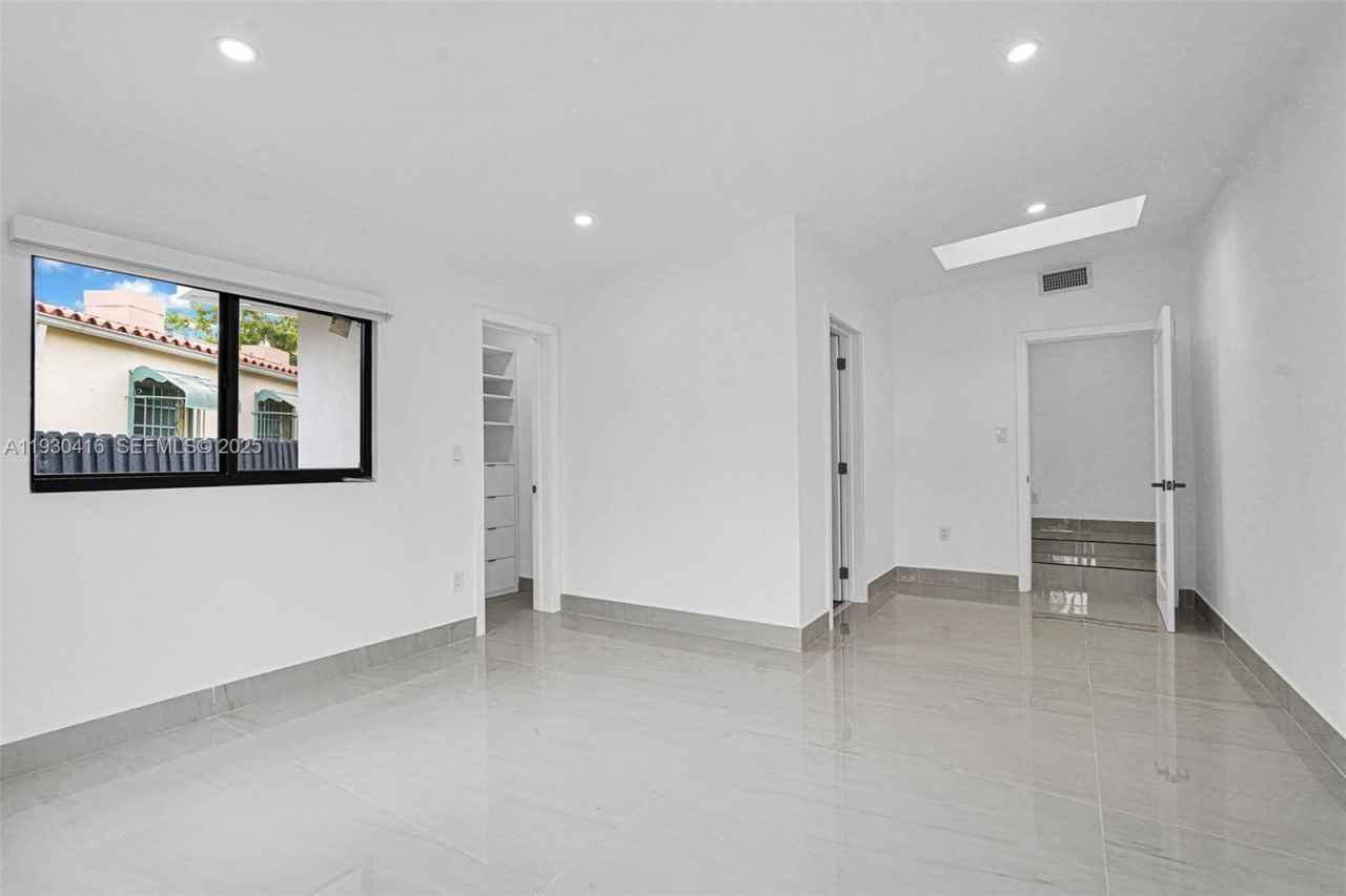 998 SW 11th St, Miami, FL 33129 Photo