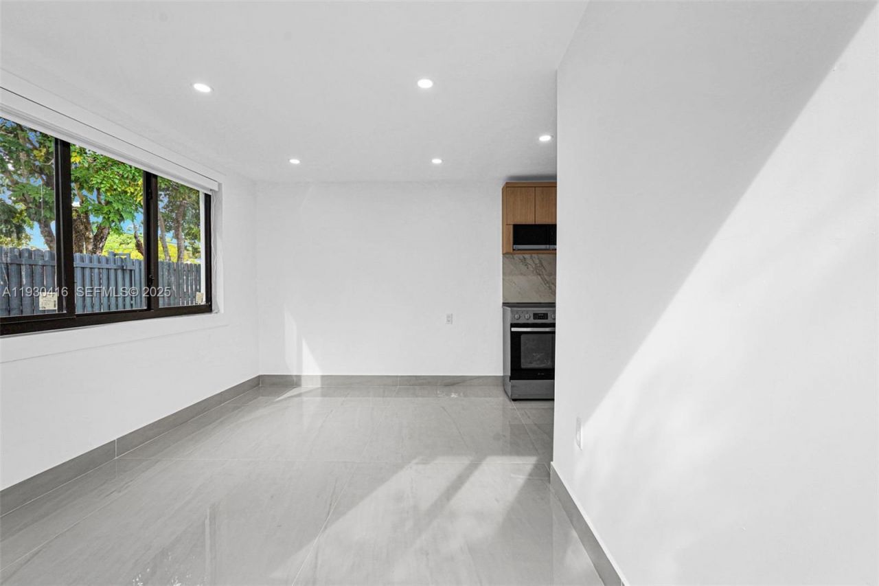 998 SW 11th St, Miami, FL 33129 Photo