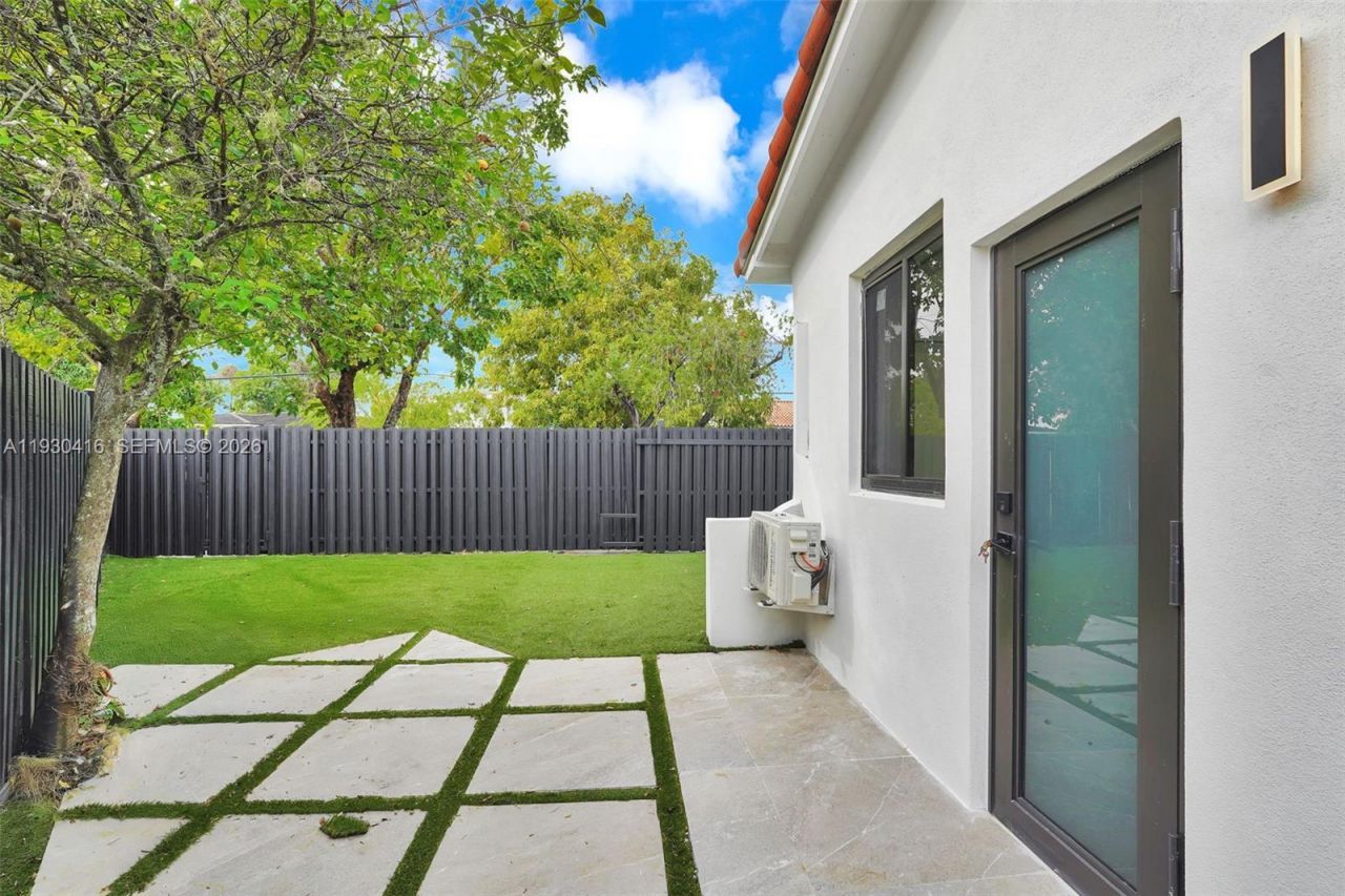 998 SW 11th St, Miami, FL 33129 Photo