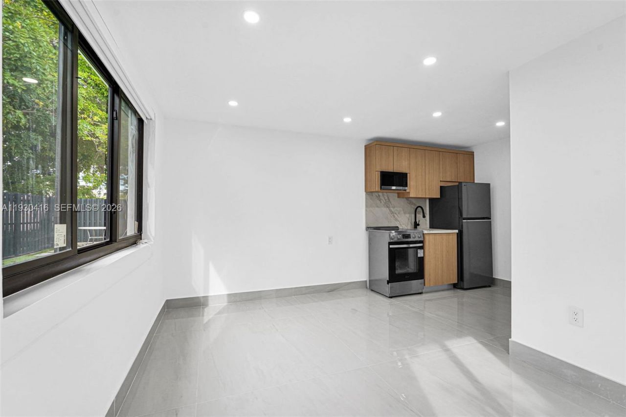 998 SW 11th St, Miami, FL 33129 Photo