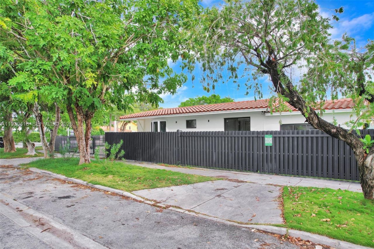 998 SW 11th St, Miami, FL 33129 Photo