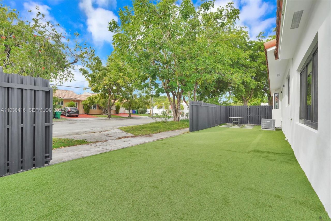 998 SW 11th St, Miami, FL 33129 Photo