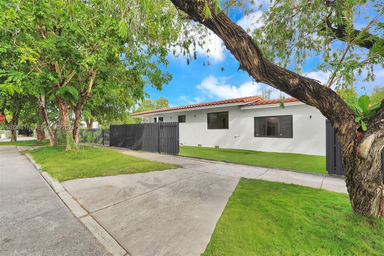 998 SW 11th St, Miami, FL 33129 Photo