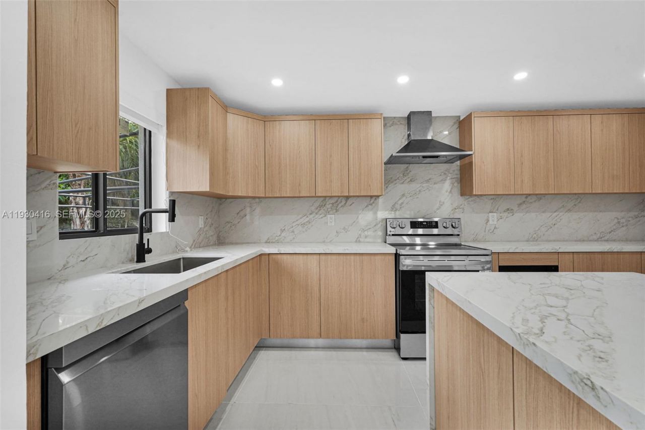 998 SW 11th St, Miami, FL 33129 Photo